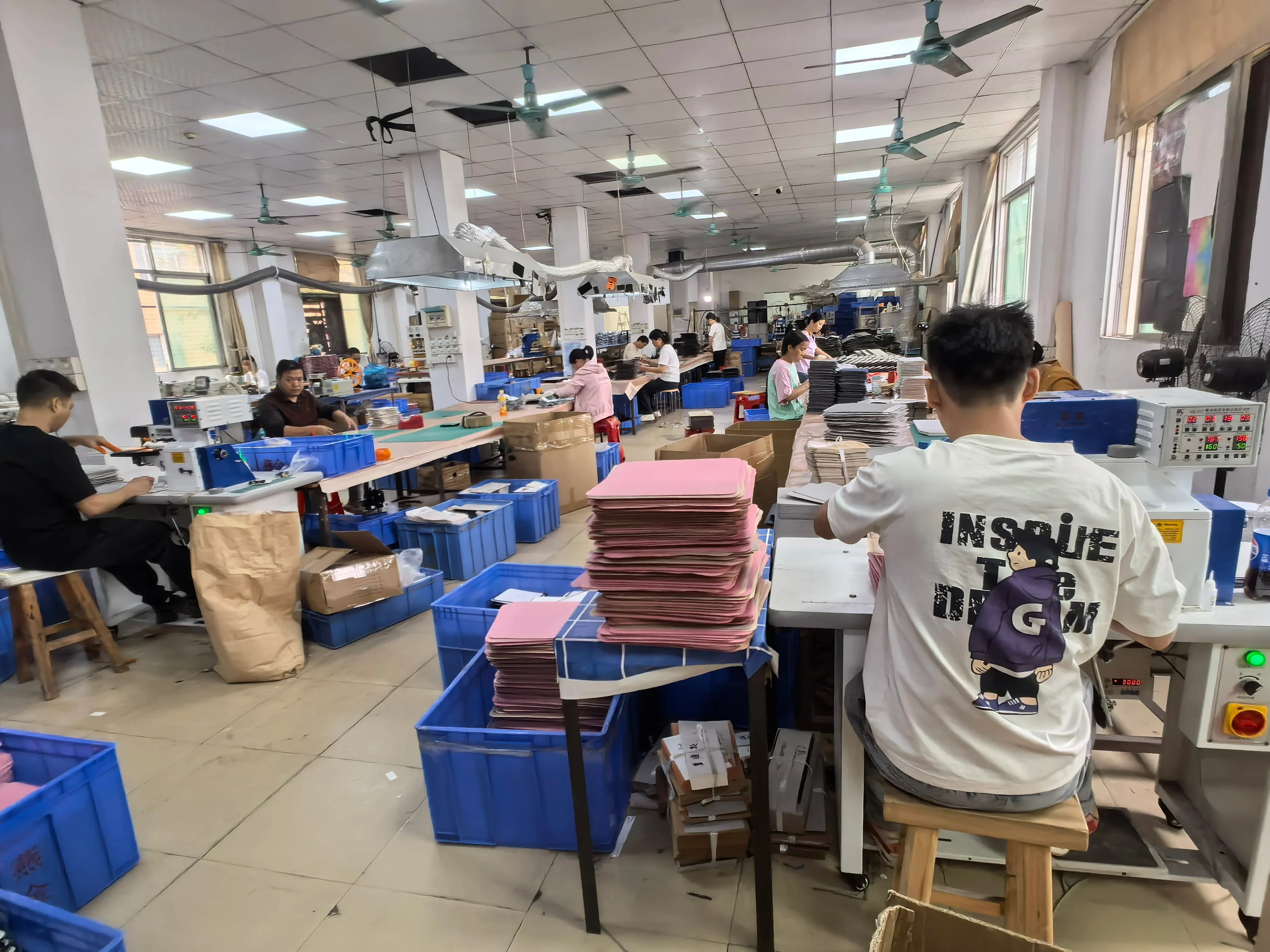 HAOERHE leather goods factory production floor - wholesale leather phone case manufacturer China